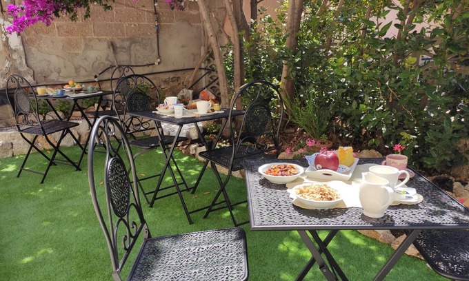 La Maddalena Bed & Breakfast | Exceptional L'Ajaccio B&B: Family-Friendly with Breakfast