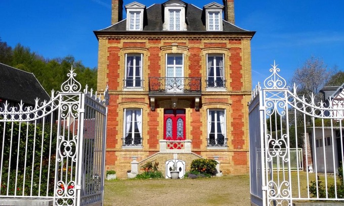 Mesnil-en-Ouche House | Experience Oceanfront Bliss at L'Ajoussienne - Rated 9.5