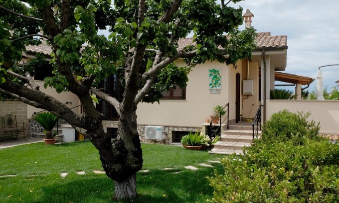 Cerreto Bed & Breakfast | Top-Rated L'Albicocco: Accessible Comfort with Breakfast