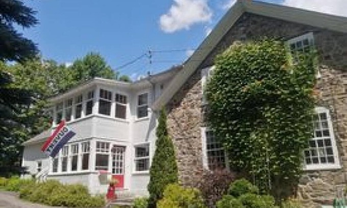 Waterloo Apartment | Discover Family-Friendly Comfort at L'Alcôve des Céramistes