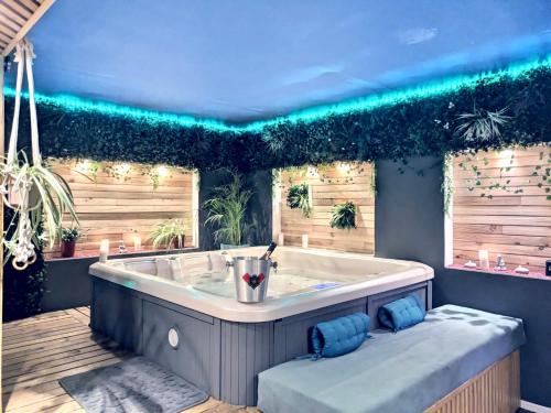 Montauban Apartment | Romantic Retreat at L'alcôve du 510 - Spa & Games Room