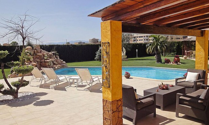 L'Aldea House | Discover L'Aldea: Oceanfront Retreat with Spa & Private Pool