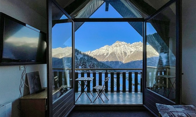 Oz Apartment | Convenient L'Alp'Oz - Steps from the Slopes with Spa