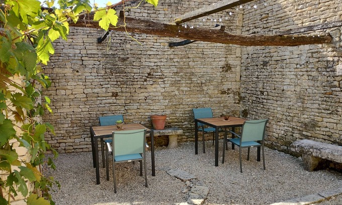 Aubigne Bed & Breakfast | Exceptional L Ancien Cafe Suites with Pool & Breakfast