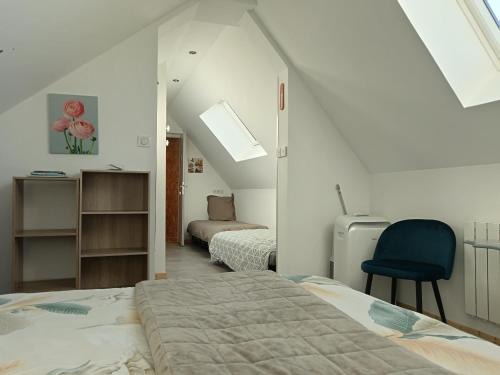 Louvetot Bed & Breakfast | Cozy L'Ancienne Forge: Ideal 3-Room Stay with Dining