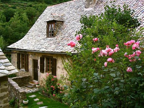 Entraygues-sur-Truyere House | Pet-Friendly Retreat at L'Ancienne Ecole with Ocean Views