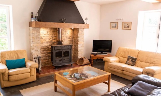 Saint-Martin-sur-Armancon House | Cozy Retreat at L'Ancienne Scierie with Spa & Breakfast