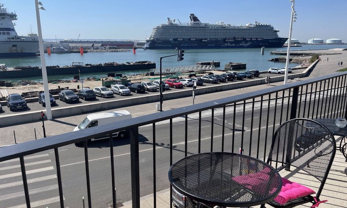 Downtown Le Havre Apartment | Relaxing l'ANCRE Studio Perret with Harbor View Balcony