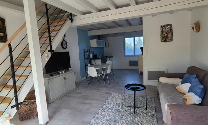Chaponost House | Unforgettable Stay at L'annexe des Iris - Rated 9.5/10