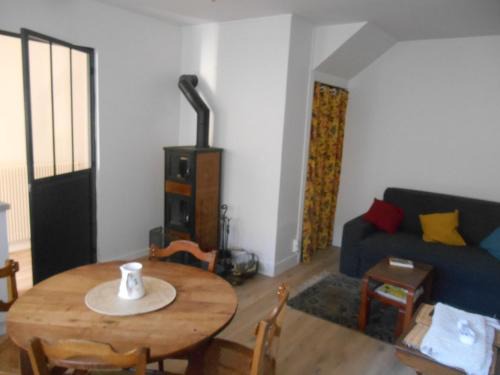 Combronde Apartment | Family-Friendly Getaway at l'annexe - Rated 9/10 by Guests