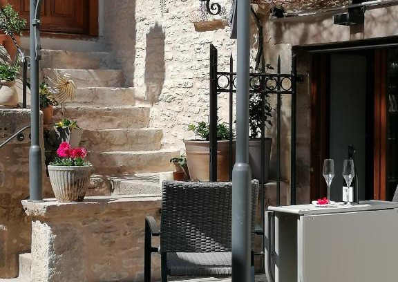 Savigny-les-Beaune Bed & Breakfast | Remarkable Stay at L'antre ami - Guest Rated 9.5/10!