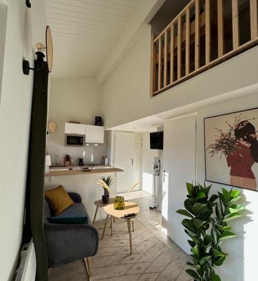 Saint - Michel Apartment | Pet-Friendly l'Apparté Saint Michel - Metro Access Awaits