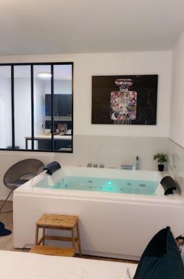 Besancon Apartment | Stylish L’appart[é] BLACK with Hot Tub - Rated 8.9/10!