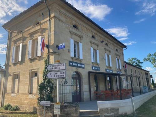 Saint-Genes-de-Castillon Apartment | Cozy Stay at L'Appartement du Comptoir with Family-Friendly Amenities