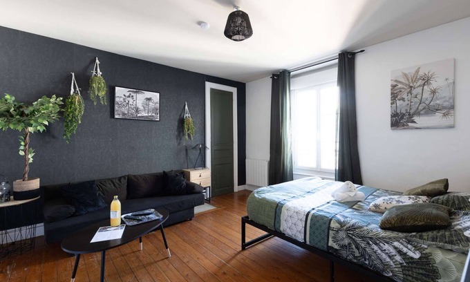 Republique Apartment | Modern L'appart K-ractere: Family-Friendly with WiFi