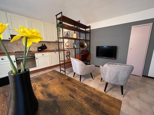 Riva Apartment | Explore L'appartamento di ringhiera for Your Next Stay