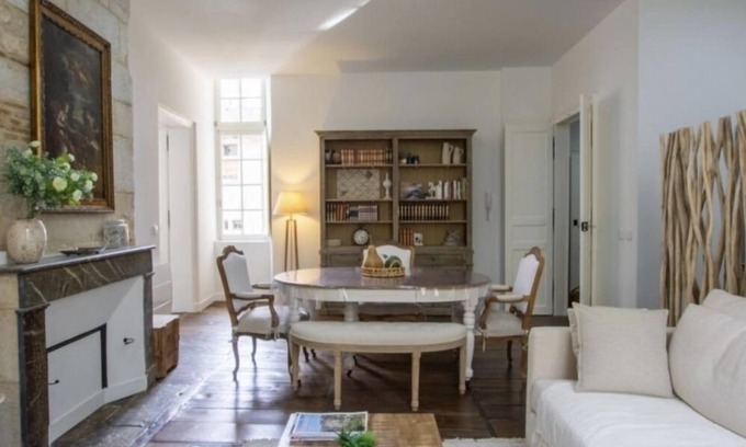 Perigueux Apartment | Historic Apartment in a 16th Century Hotel with Breakfast