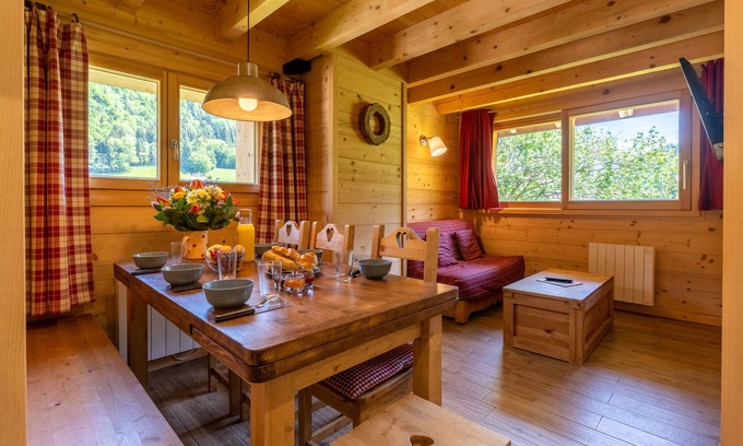 Les Clefs Apartment | Mountain View Apartment with Kitchen & Breakfast Included