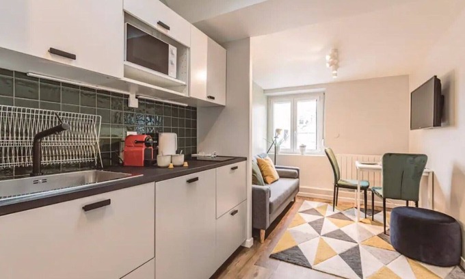Courlancy Apartment | Stay at L'arc en ciel, Overlooking the Cathedral with Breakfast