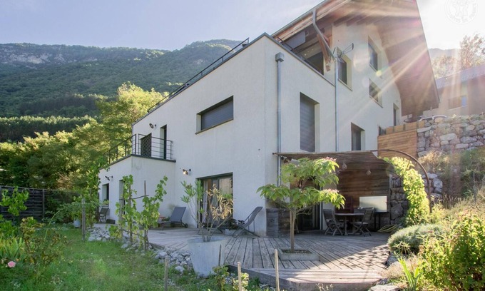 Chignin House | Comfortable Retreat at L'aromatique - Chignin with Breakfast