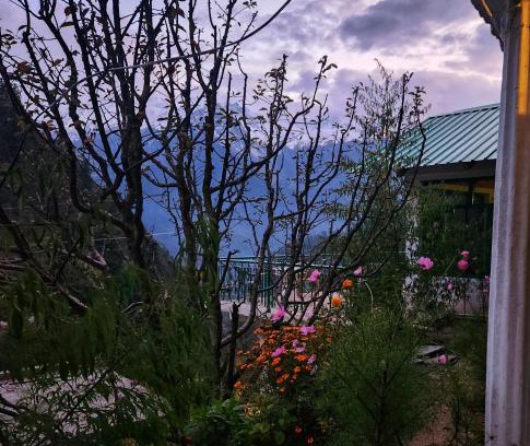 Tosh Hotel | Cozy L'Ashrum Cafe & Inn: Pet Friendly with Great Dining