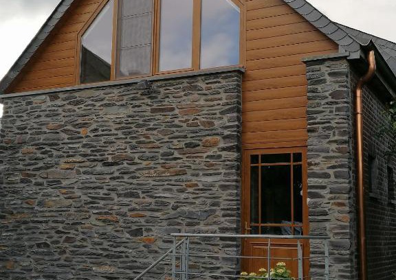Champlon House | Discover L'Atelier d'Arthur: Cozy Getaway with Hot Tub