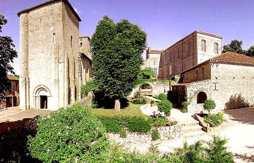 Aubiac Bed & Breakfast | Cozy L'Atelier d'Aubiac: Pet-Friendly Family Getaway