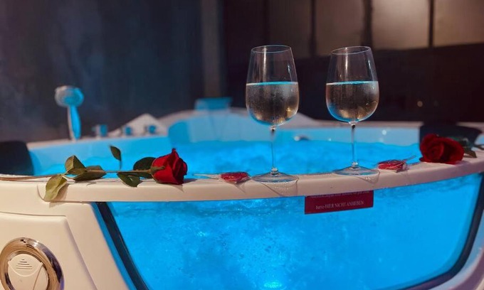 Gare-Jouvenet Apartment | Relax at L'Atelier des Rêves - Hot Tub Retreat in Rouen