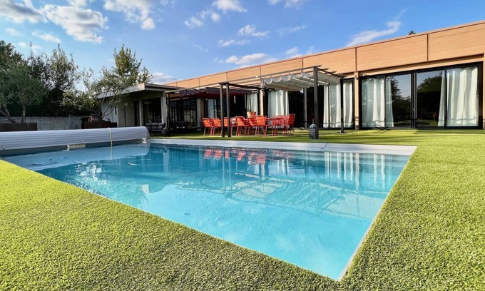 Montauban Villa | Experience L'Atelier Insolite with Heated Pool & Pet-Friendly