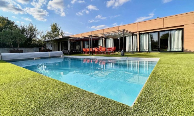 Montauban Villa | Experience L'atelier Insolite with Oceanfront Pool Access