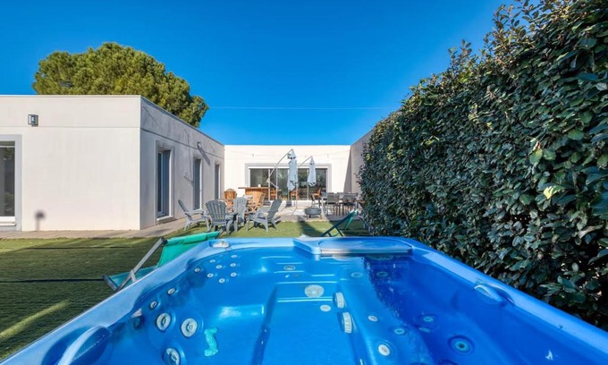 Alignan-du-Vent Villa | Experience L'Atrium: Villa with Pool, Spa & Games Room
