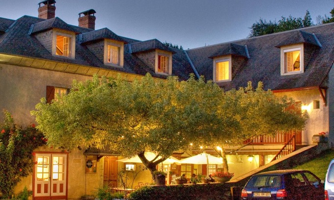 Ozon Hotel | Elegant L'Auberge Basque: Family-Friendly with Dining Options