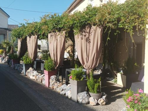 Poueyferre Hotel | Cozy L' Auberge Campagnarde with Ocean View Dining