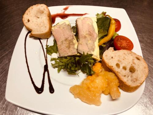 Sorde-lAbbaye Bed & Breakfast | Discover AYATO l’auberge de l’abbaye with Ocean Views