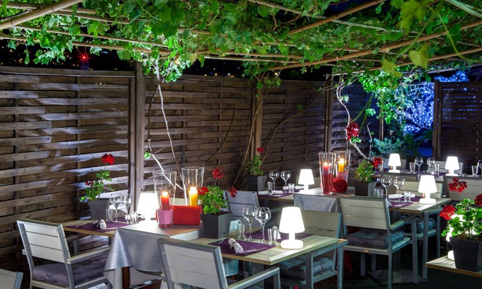 Vetraz-Monthoux Hotel | Elegant L' Auberge de Maison Rouge with Spa & Family Amenities