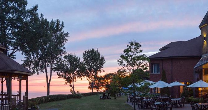 Mauricie Hotel | Delightful L'Auberge Du Lac St-Pierre with Pool & Hot Tub