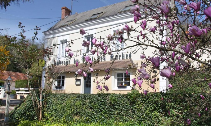 Luche-Pringe Hotel | Experience Comfort at L'Auberge du Port des Roches