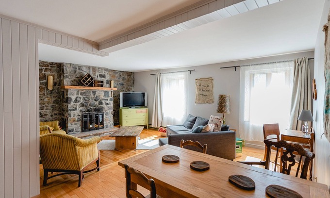 Laprairie Hotel | Cozy Stay at L'auberge du QG: Rated 9.6/10 with Breakfast