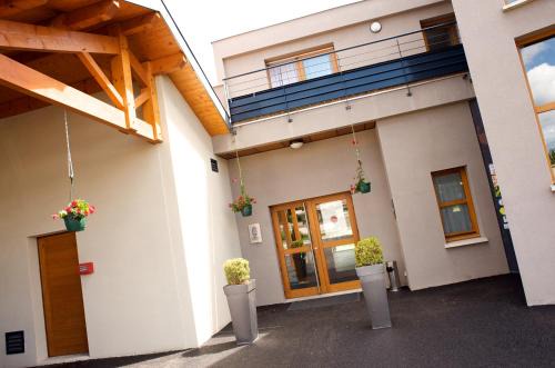 Chavanoz Hotel | Discover L'Auberge du Rhone: Pet-Friendly Retreat with Dining