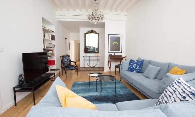 Beaune City Centre Apartment | Elegant Apartment in the Heart of the City with Terrace
