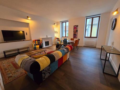 Centre Ville d'Ales Apartment | Stylish 3-Bedroom L'avéjan in Alès City Center