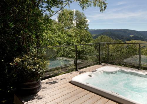 Murat-le-Quaire House | Experience Comfort at L'Avancée with Hot Tub & Kitchen