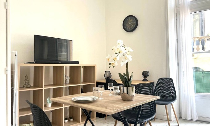 Poitiers Apartment | Urban Escape: Cozy Studio in City Center with Breakfast
