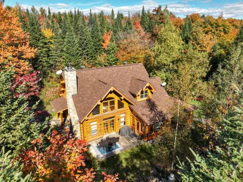 Fiddler Lake Resort Ski Chalet | Relax at L'Echo Boreal: Hot Tub & Private Lake Access