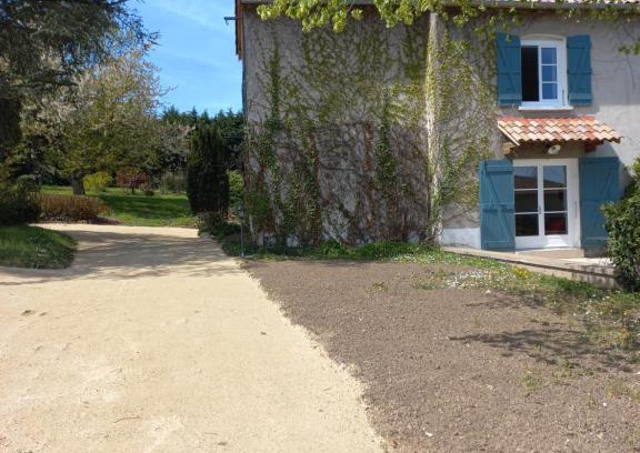 La Chapelle-de-Guinchay Bed & Breakfast | Family-Friendly L'Eglantyne - Rated 9.2 by Guests