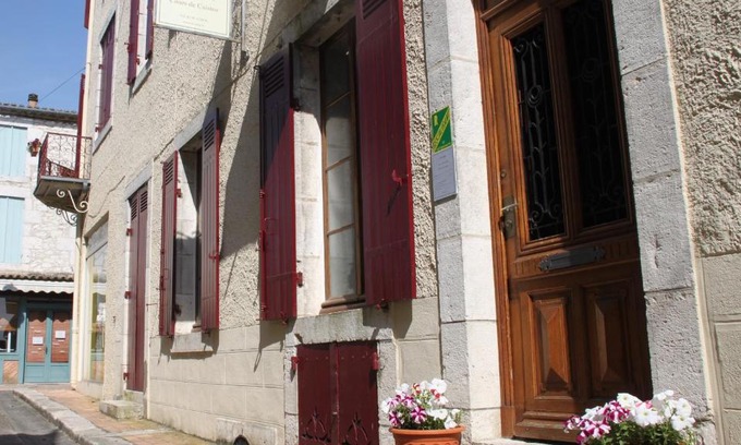 Castillonnes Bed & Breakfast | Discover L'Entrée: Pet-Friendly Rooms & Dining Delight