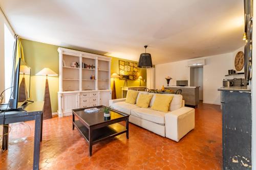 Nimes City Centre Apartment | Enchanting Provençal Retreat in the Heart of Nîmes