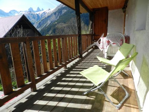 Saint-Jean-d'Arves Apartment | Pet-Friendly Retreat at L'Epicéa with Breakfast Included