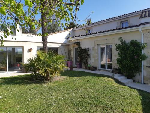 Blaye House | Discover L'Escale Bellevue: Family-Friendly with Breakfast