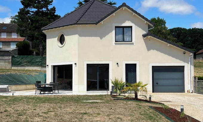 La Queue-les-Yvelines House | Modern Escape Near Versailles: Family-Friendly Retreat